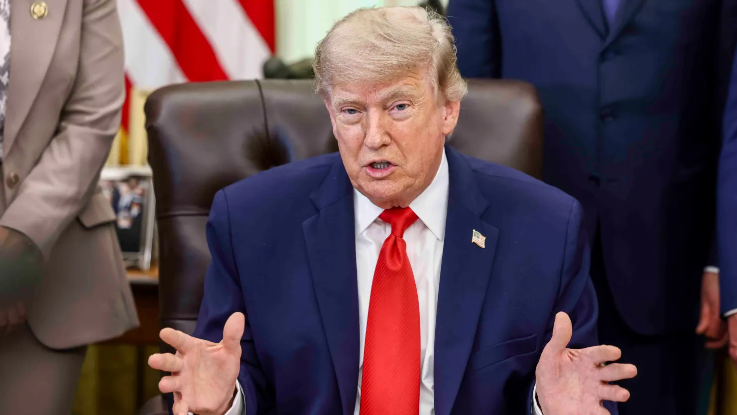 108320618 1781208167876 gettyimages 2280440835 TRUMP OVAL