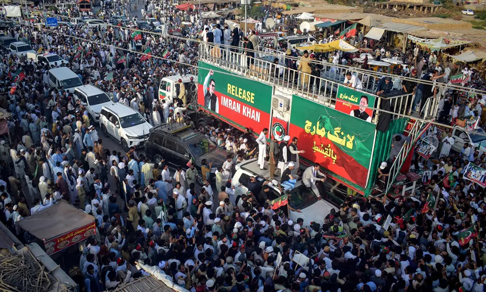 PTI long march reaches Kohat heads for Peshawar as talks with government remain deadlocked